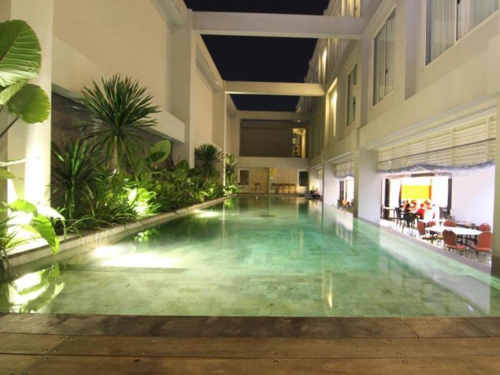 Megaland Hotel Solo Ngoại thất bức ảnh