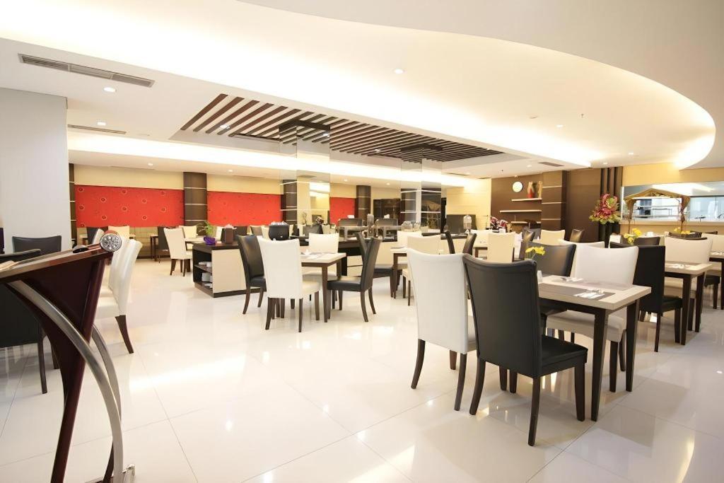 Megaland Hotel Solo Ngoại thất bức ảnh