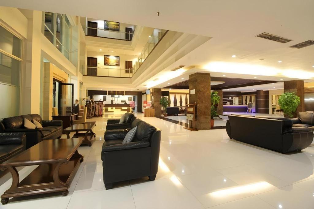 Megaland Hotel Solo Ngoại thất bức ảnh