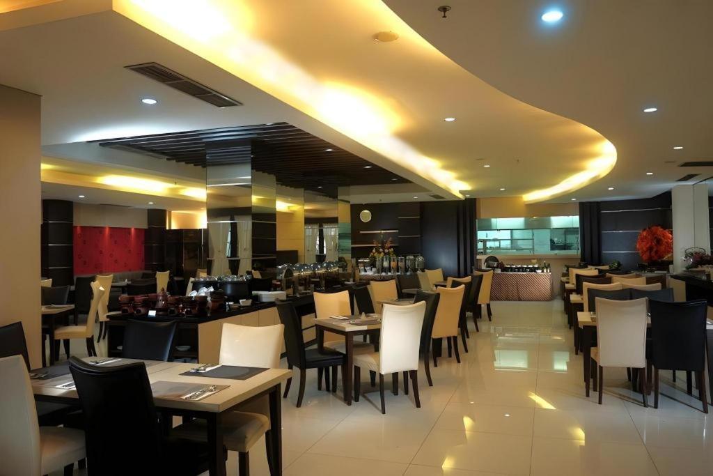 Megaland Hotel Solo Ngoại thất bức ảnh