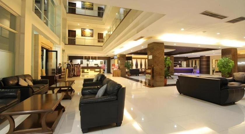 Megaland Hotel Solo Ngoại thất bức ảnh