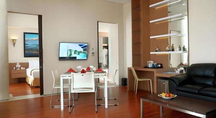 Megaland Hotel Solo Ngoại thất bức ảnh
