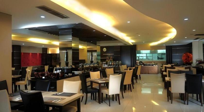 Megaland Hotel Solo Ngoại thất bức ảnh
