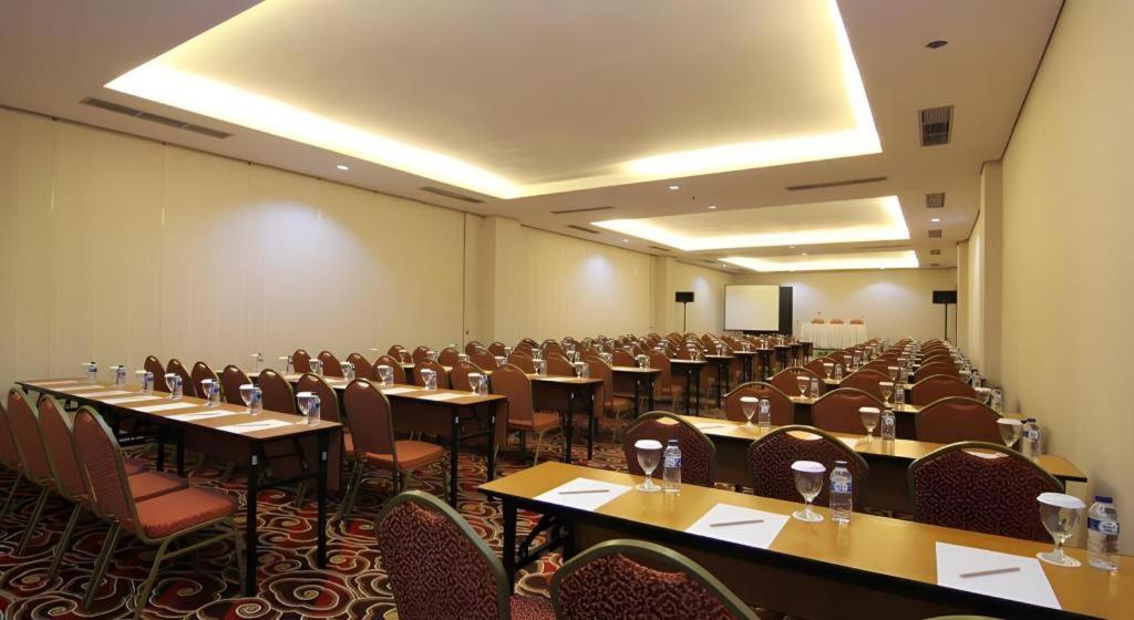 Megaland Hotel Solo Ngoại thất bức ảnh