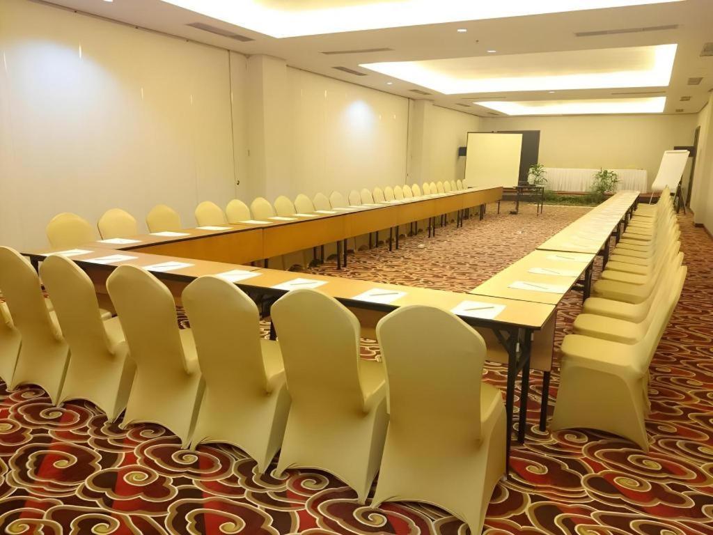 Megaland Hotel Solo Ngoại thất bức ảnh